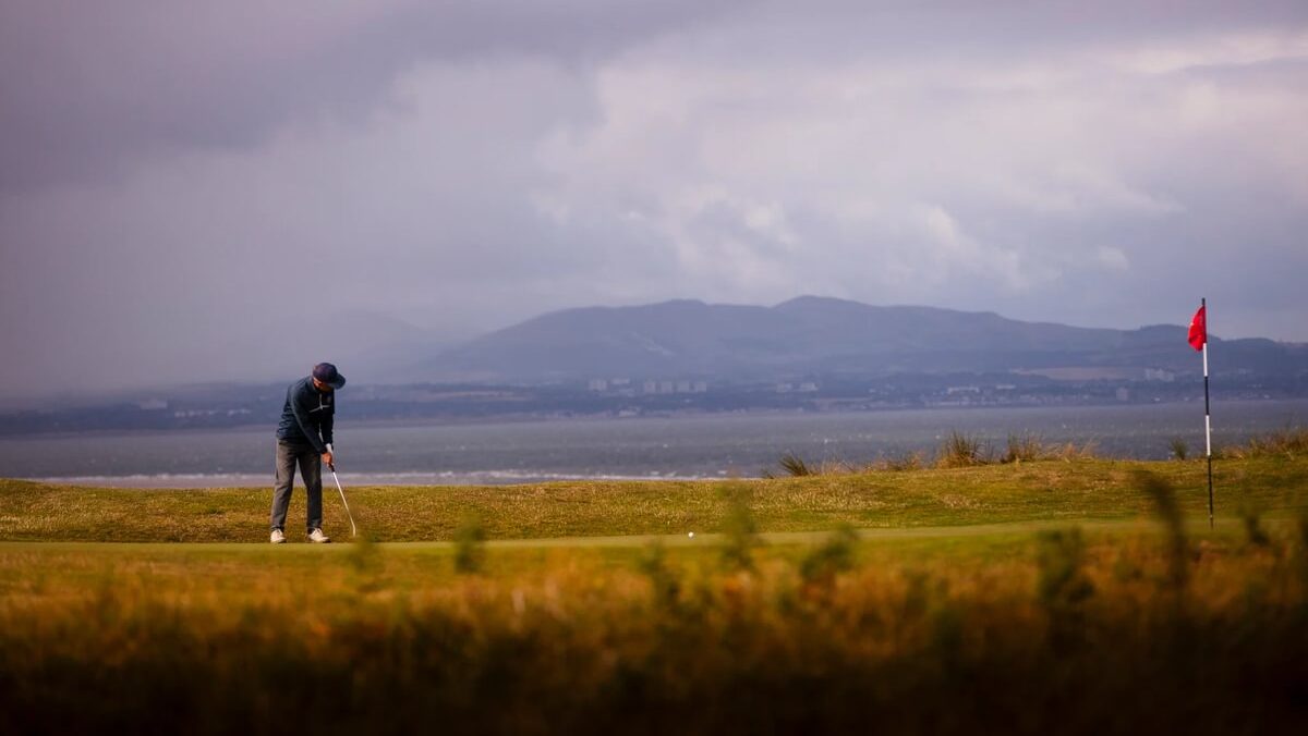 Player Putting No 2 - Medium